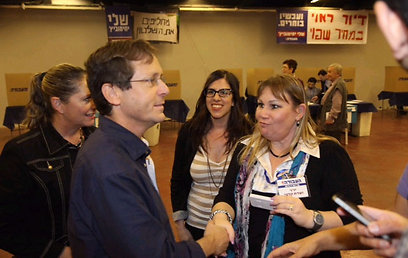 ח"כ הרצוג נפגש עם פעילים בתל-אביב (צילום: מוטי קמחי ) (צילום: מוטי קמחי )