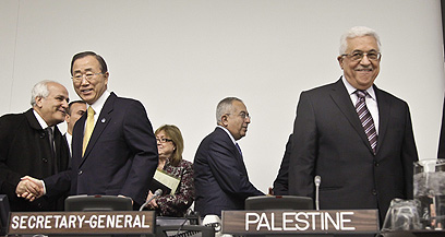 מזכ"ל האו"ם באן (משמאל), ומימינו אבו מאזן (צילום: AP) (צילום: AP)