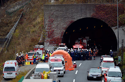 פעולות החילוץ הושהו מחשש להתמוטטות נוספת (צילום: EPA) (צילום: EPA)