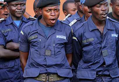 שוטרים מוצבים בעיר. התושבים חוששים מאנשי הצבא גם כן (צילום: רויטרס) (צילום: רויטרס)