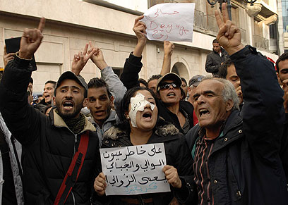 הפגנת הזדהות בתוניס (צילום: AP) (צילום: AP)