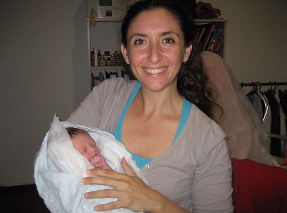 שרית מורן והתינוקת שיילדה, דקות אחרי הלידה. הרימו כוסית לחיים - ונסעו לבית החולים ()
