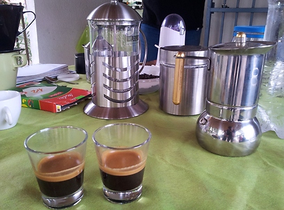 הכל על קפה, כולל טעימות. אספרסו בסדנת הקפה בקבוצת כנרת (צילום: זיו ריינשטיין) (צילום: זיו ריינשטיין)