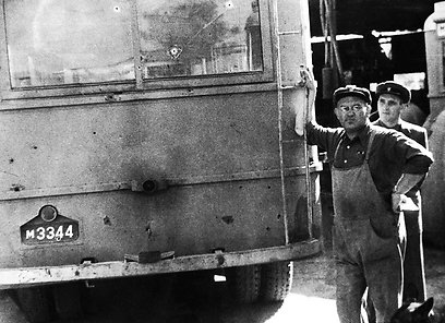 אוטובוס והיסטוריה, במוזיאון הרכב ההיסטורי בחולון (צילום: דודו דיין, טבע הדברים) (צילום: דודו דיין, טבע הדברים)