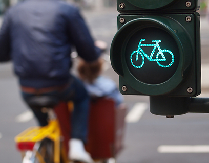 רמזור אופניים. משפר את בטיחות הרוכבים (צילום: shutterstock) (צילום: shutterstock)