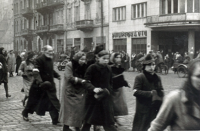 גטו ורשה.   במהלך החיפושים נמצאו מאות תמונות של הרחובות היהודיים בגטו, שמהן ניתן ללמוד דווקא על חיי השגרה בגטו  ()