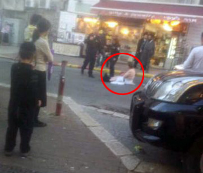 האשה שהתפשטה בלב השכונה החרדית