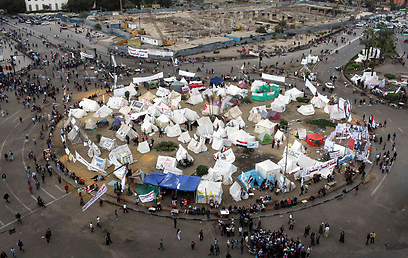מפגיני האופוזיציה כבר הציבו אוהלים בכיכר תחריר ומול ארמון הנשיאות (צילום: רויטרס) (צילום: רויטרס)