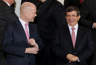 שר החוץ הטורקי דבוטאולו ועמיתו הבריטי הייג (צילום: EPA) (צילום: EPA)