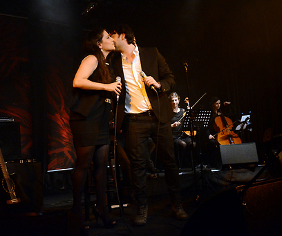 מתנשקים על הבמה. מירי מסיקה וגלעד שגב (צילום: ליאור פנקסון) (צילום: ליאור פנקסון)