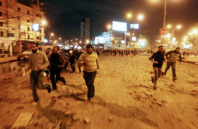 "שאללה ישמור על מצרים ועל הנשיא". המהומות בקהיר (צילום: EPA) (צילום: EPA)