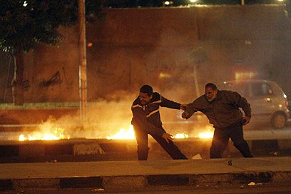 אש במהלך אחד מסבבי האלימות האחרונים במצרים (צילום: AFP) (צילום: AFP)