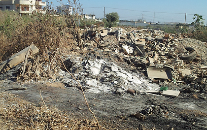 שריפת פסולת ליד כפר קאסם (צילום: חסן שעלאן) (צילום: חסן שעלאן)