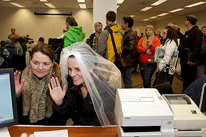 ג'רי אנדרוז (משמאל) ואיימי אנדרוז נשבעות שהניירת שמכשירה את נישואיהן נכונה (צילום: רויטרס) (צילום: רויטרס)