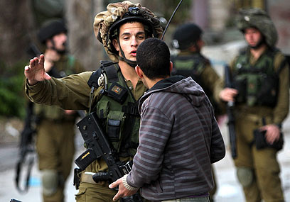 עימות ראשון עם שוטרים פלסטיניים מאז ההחלטה באו"ם (צילום: EPA) (צילום: EPA)