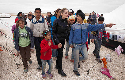 אנג'לינה ג'ולי עם פליטים סורים בירדן (צילום: רויטרס) (צילום: רויטרס)