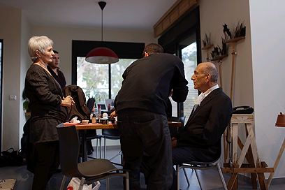 המשפחה השפיעה? עליזה ואהוד אולמרט לפני הראיון ל-ynet  (צילום: אוהד צויגנברג) (צילום: אוהד צויגנברג)