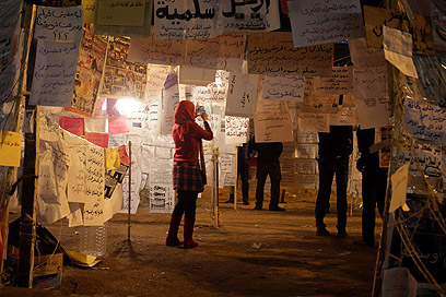שלטי מחאה ממלאים את כיכר א-תחריר  (צילום: AFP) (צילום: AFP)