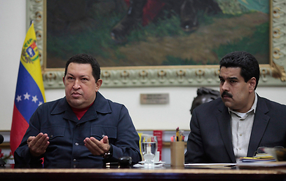 הוגו צ'אבס וניקולס מדורו (מימין) בנאום האחרון לפני הניתוח ()
