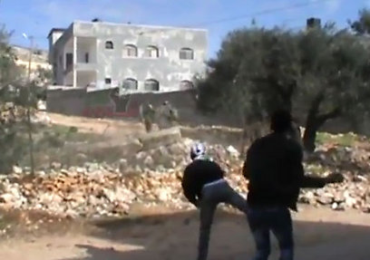 פלסטינים תוקפים באבנים חיילי צה"ל בכפר קדום ()