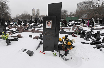 קברו של מגניצקי. קנדה והאיחוד האירופי שוקלים חקיקה דומה (צילום: AFP) (צילום: AFP)