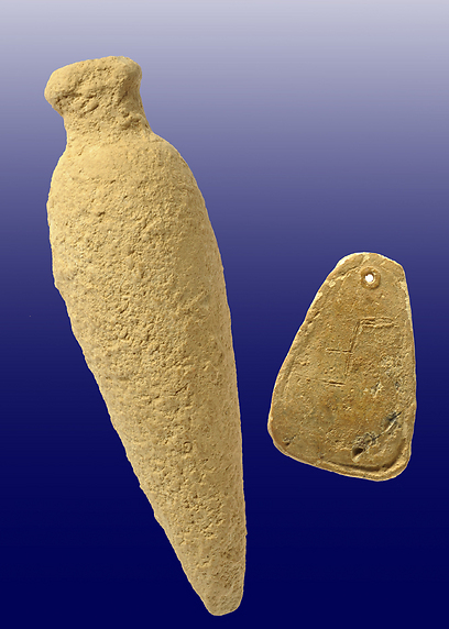 הבקבוק והמשקולת שנמצאו בקריית יובל (צילום: קלרה עמית, באדיבות רשות העתיקות) (צילום: קלרה עמית, באדיבות רשות העתיקות)