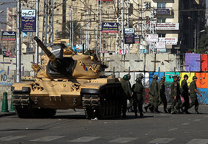 קיבלו אור ירוק לבצע מעצרים. טנקים מחוץ לארמון הנשיא בקהיר (צילום: EPA) (צילום: EPA)