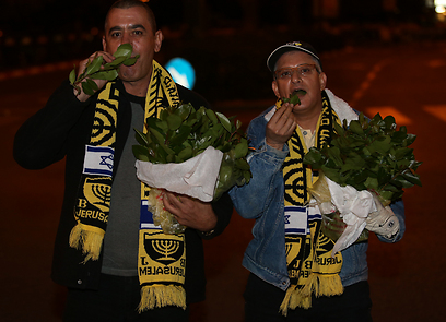אוהדי בית"ר ירושלים הגיעו מצוידים לאצטדיון רמת גן (צילום: אורן אהרוני) (צילום: אורן אהרוני)