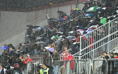 גם הגשם שיחק תפקיד באצטדיון דוחא (צילום: אפי שריר) (צילום: אפי שריר)