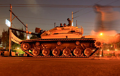הטנקים של הצבא שומרים על ארמון הנשיאות מפני המפגינים (צילום: רויטרס) (צילום: רויטרס)