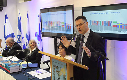 סער במהלך הצגת הנתונים. זינוק (צילום: מוטי קמחי)