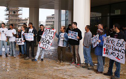 תושבים ופעילים מפגינים מחוץ לוועדה (צילום: נועם מור) (צילום: נועם מור)