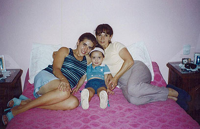 סוסנה, מריטה והנכדה מיקאלה לפני החטיפה (צילום: AP) (צילום: AP)