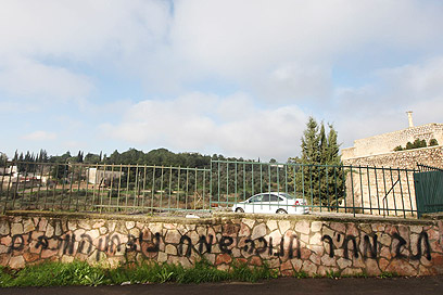 כתובות הנאצה סמוך למנזר, הבוקר (צילום: גיל יוחנן) (צילום: גיל יוחנן)