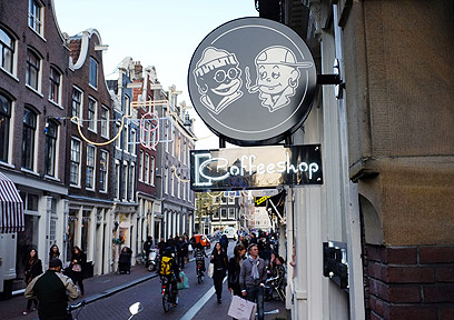 השימוש במריחואנה אסור, אך המשטרה לא אוכפת את החוק. "קופי שופ" באמסטרדם (צילום: AFP) (צילום: AFP)