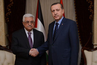 ראש ממשלת טורקיה עם אבו מאזן. הסגר על עזה יימשך (צילום: רויטרס) (צילום: רויטרס)