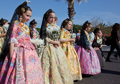 נערות בשמלות מסורתיות. פסטיבל הפאז'אס (צילומים: טום לוין, טבע הדברים) (צילום: טום לוין, טבע הדברים) (צילום: טום לוין, טבע הדברים)