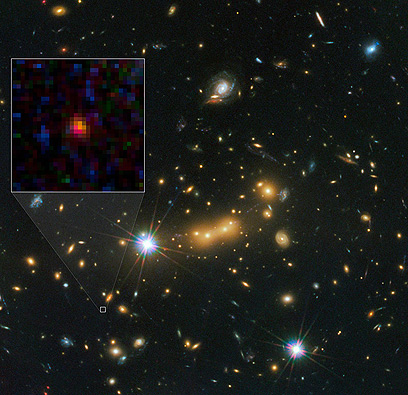 ככל הנראה זו הגלקסיה המרוחקת ביותר.  MACS0647-JD שהתגלתה לאחרונה, כפי שנראתה 420 מיליון שנה לאחר המפץ הגדול (צילום: EPA) (צילום: EPA)