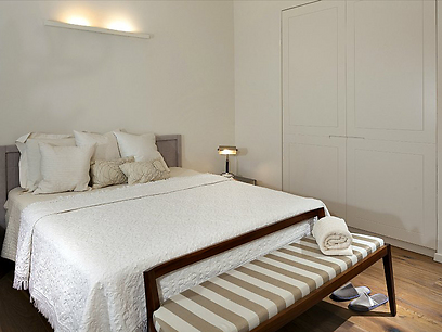 חדר השינה של האם: חמים ומודרני, עם ארונות מרהיבים בעלי דלתות מחורצות (צילום: שי אפשטיין) (צילום: שי אפשטיין)