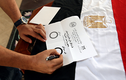 מצביע מצרי בעומאן מצביע נגד החוקה (צילום: AFP) (צילום: AFP)