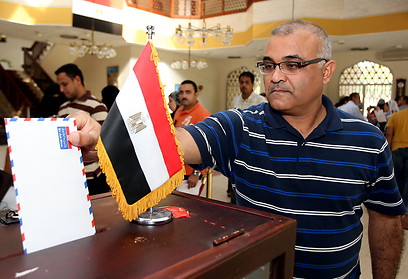 בחו"ל כבר התחילו להצביע. קלפי מצרית בעומאן (צילום: AFP) (צילום: AFP)