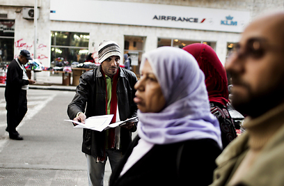 מתנגדי החוקה מעודדים אזרחים להצביע (צילום: AFP) (צילום: AFP)