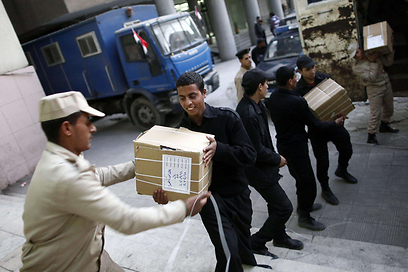 חיילים מצרים נערכים להצבעות. מוקדם יותר החודש (צילום: AFP) (צילום: AFP)