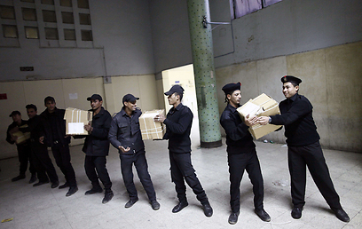 אנשי ביטחון מצרים עם מתכוננים להצבעה (צילום: AFP) (צילום: AFP)
