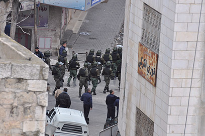 שוטרים פלסטינים בחברון, אחרי תפילות יום שישי האחרון (צילום: ג'ורג' גינסברג) (צילום: ג'ורג' גינסברג)