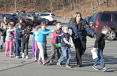 הפינוי מבית הספר אחרי הירי בקונטיקט (צילום: EPA) (צילום: EPA)