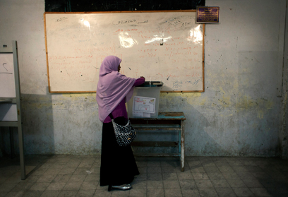 אישה מצביעה במצרים. נשים התלוננו על ניסיונות למנוע מהן להצביע (צילום: AP) (צילום: AP)