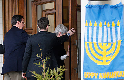 מתכנסים בבית הכנסת בניוטאון אתמול (צילום: AP) (צילום: AP)