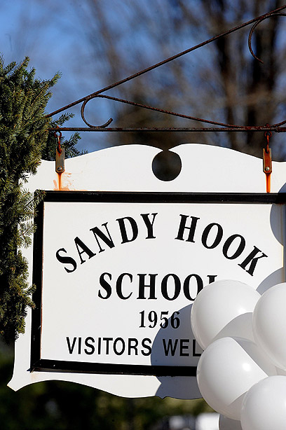 הכניסה לבית הספר "סנדי הוק" (צילום: MCT) (צילום: MCT)