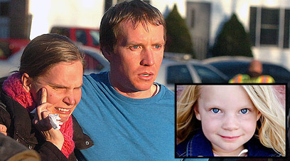 אמילי פרקר בת ה-6 שנרצחה בטבח, וברקע הוריה (צילום: AP) (צילום: AP)